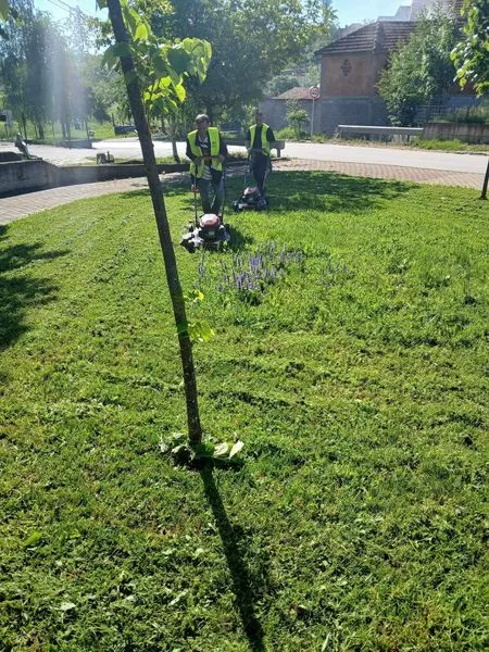 🧤Sot gjatë punës në teren në Lapidarët e Dëshmorëve, Parku tek Shkolla, si dhe Qendra e Mjekësisë Familjare në fshatin Pleshinë.