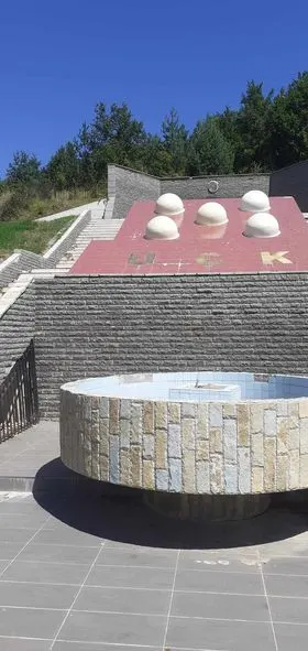 Mirëmbajtja e hapësirës së gjelbërt, kositja dhe pastrimi i barit tek "Lapidari i Dëshmorëve" në fshatin Pleshinë. 🍀
