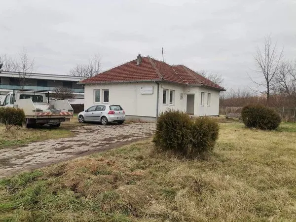 Mirëmbajtja e hapësirës dhe pastrimi i mbeturinave në oborrin tek 🏥 Qendra Mjekësisë Familjare në Varosh👩‍⚕️