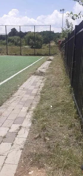 Pastrimi i hapësirës së gjelbërt,kositja e barit tek fusha e sportit në fshatin Lloshkobare. 🍀