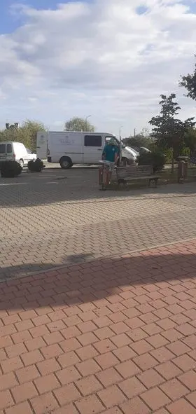 Punonjësit e hapësirave gjelbruese 👷🏻‍♂️🧤🧹të NPL "Ambienti",  po vazhdojnë  angazhimin pa u ndalur në shërbim të të gjithë qytetarëve në lokalitete të ndryshme në qytet ashtu edhe nëpër fshatra të Komunës së Ferizajt.