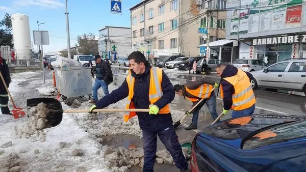 🦺Punonjësit e NPL "Ambienti" kanë marr aksion për lirimin e trotuarit nëpër pjesë të ndryshme të qytetit të Ferizajt.