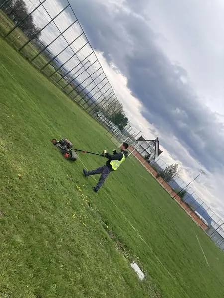 Sot u kosit bari dhe u pastrua hapësira në fushën e sportit në fshatin Tërrn!