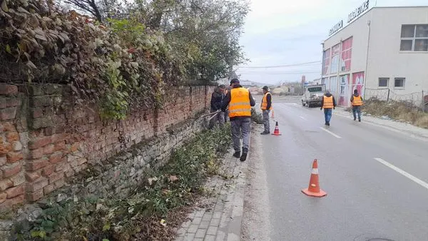 🦺Punonjësit e NPL "Ambienti" kanë marr aksion për lirimin e trotuarit nga barishtet dhe mbetjeve tjera në Rrugën "Sali Ceku".