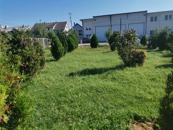 Kositja dhe pastrimi i barit,mirëmbajtja e hapësirës së gjelbërt në oborrin tek "Qendra e Mjekësisë Familjare 4" në rrugën "Enver Topalli".
