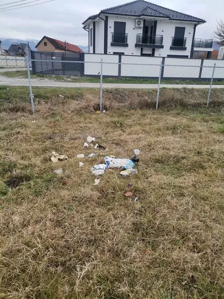 Mirëmbajtja e hapësirës dhe pastrimi i mbeturinave në oborrin tek 🏥 Qendra Mjekësisë Familjare në Varosh👩‍⚕️