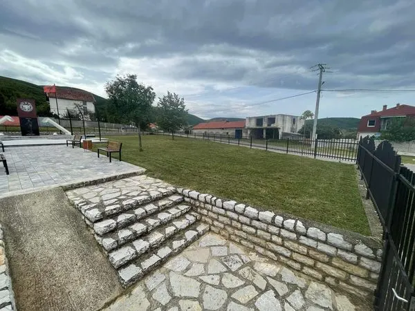 Aktiviteti i radhës në Nerodime, në mirëmbajtjen e hapësirës gjelbruese♻️, pastrimin e kubëzave🧹 dhe patrimin e Lapidarit "Sejdi Sejdiu - Labinoti".