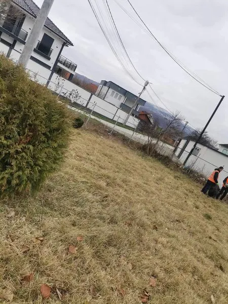 Mirëmbajtja e hapësirës dhe pastrimi i mbeturinave në oborrin tek 🏥 Qendra Mjekësisë Familjare në Varosh👩‍⚕️