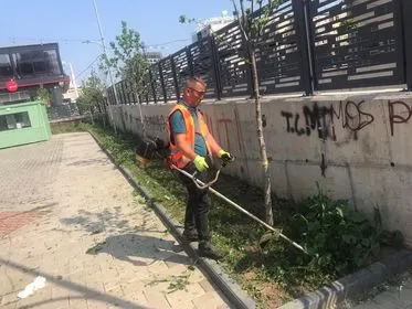 Kositja e barit dhe pastrimi i hapësirës së gjelbërt tek sheshi "Adem Jashari". 🍀
