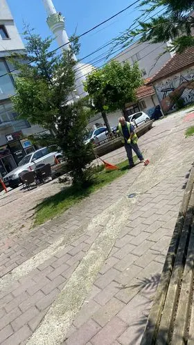 Mirëmbajtja e hapësirave të gjelbërta , kositja dhe pastrimi i barit te parku afër Keds. 🍀