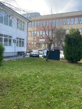 Mirëmbajtja e hapësirës dhe pastrimi i mbeturinave në oborrin tek 🏥 Qendra Kryesore e Mjekësisë Familjare dhe tek Ambulanta Specialistike👩‍⚕️