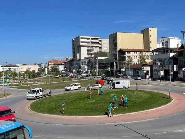 Pamje mahnitëse tek parku dhe rrethrrotullimi ♻️në rrugën "Uran Tinova", dhe në pjesët tjera të gjelbërta, pas mirëmbajtjes dhe kositjes së barit me një përkushtim dhe kujdes të detajuar🍀.