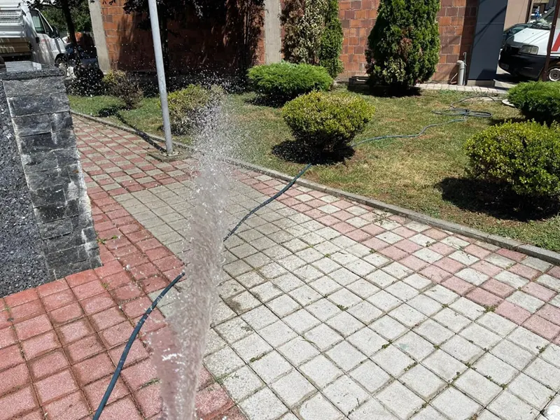 Kositja dhe pastrimi i barit,mirëmbajtja e hapësirës së gjelbërt tek Lapidari "Agim Matoshi".