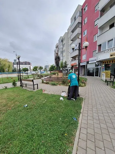 Mirëmbajtja e hapësirës së gjelbërt,pastrimi i mbeturinave tek parku i Lapidarit "Ahmet Kaçiku",nga punëtorë e përkushtuar të ndërmarrjes publike "Ambienti".