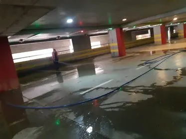 Pastrimi me ujë i parkingut nëntokësorë të qytetit.