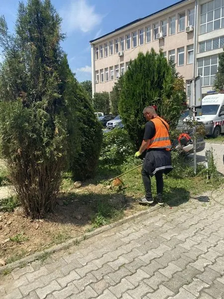 Mirëmbajtja e hapësirës gjelbëruese,kositja dhe pastrimi i barit në oborrin e "Qendrës së Vaksinimit"  dhe "Qendrën Kryesore të Mjekësisë Familjare". 🍀