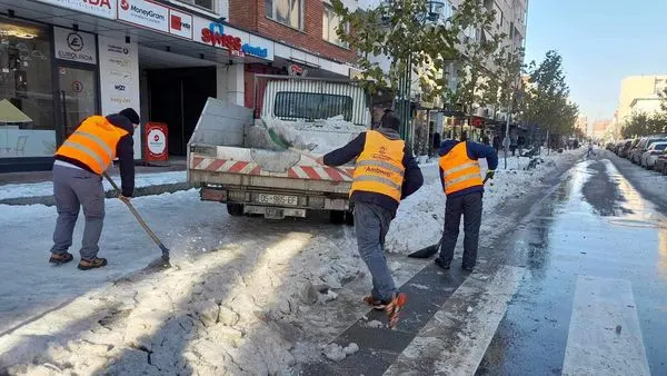 🦺Punonjësit e NPL "Ambienti" kanë marr aksion për lirimin e trotuarit nëpër pjesë të ndryshme të qytetit të Ferizajt.