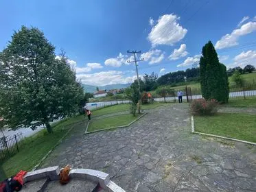 Kositja e barit dhe pastrimi i hapësirës gjelbëruese tek Lapidari i Dëshmorëve"Naim Sh.Beka,Ahmet H.Hoxha,Qamil M,Osmani"dhe Pllaka e Martirëve , në fshatin Pleshin.