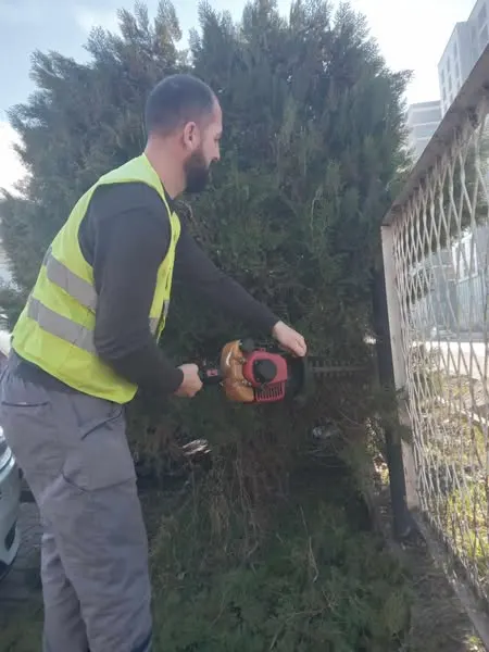 Ekipi i N.P.L "Ambienti" Sh.A ka përfunduar me sukses pastrimin dhe mirëmbajtjen e hapësirave të gjelbra në Qendrën e Mjekësisë Familjare 1!