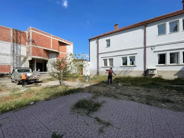 👷🏻‍♂️Punonjësit e NPL "Ambienti" kanë ndërmarr një aksion të 🧹pastrimit të oborrit nga mbetjet e ndryshme dhe heqjen e 🌱 barishteve tek Qendra e Inovacionit, i cili aksion ishte i nevojshëm.