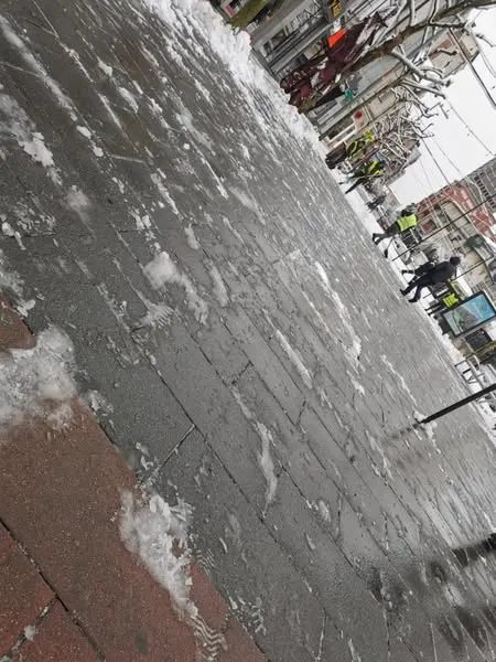 Bora e parë zbardhi qytetin tonë!