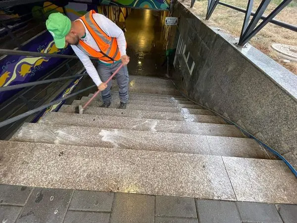 Sot në orët☀️e hershme të mëngjesit punonjësit 👷🏻‍♂️e NPL "Ambienti", kanë marrur aksion për pastrimin dhe larjen rrënjësore të nënkalimeve për këmbësor, tek nënkalimi kryesor në qytet.