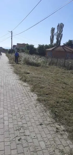 Kositja dhe pastrimi i barit,mirëmbajtja e hapësirës së gjelbërt, tek "Zyra e Gjendjes Civile " në fshatin Zaskok. 🍀