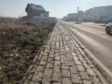 🦺Punonjësit e NPL "Ambienti" janë kujdesur për lirimin e trotuarit nga barishtet dhe mbetjeve tjera në rrugën"Enver Topalli ".