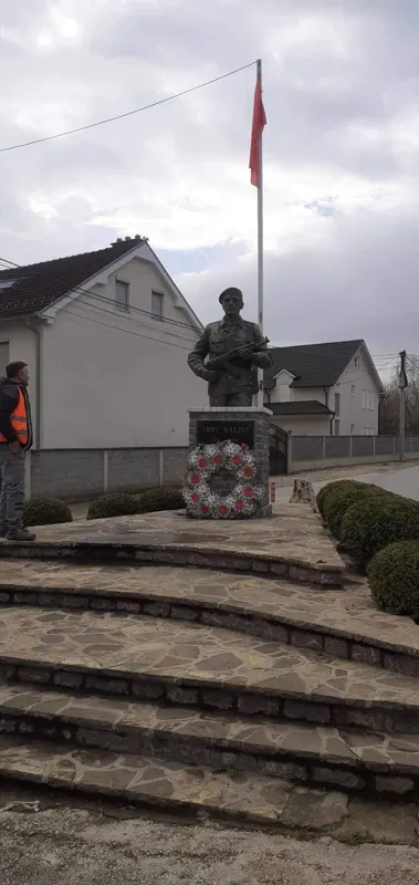 Lavdi jetës dhe veprës së Dëshmorëve të Kombit.