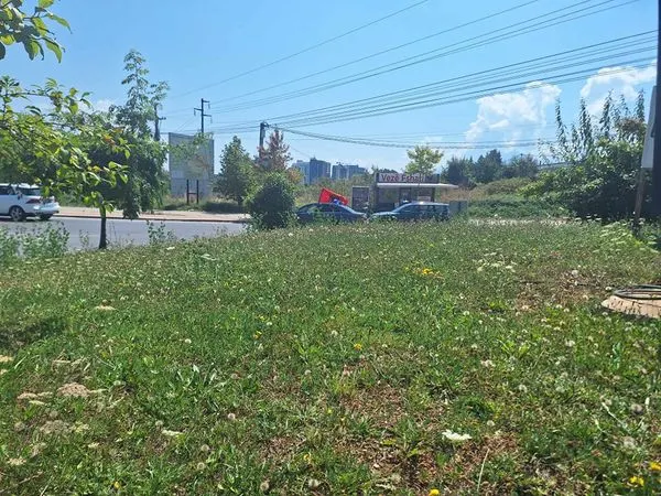 Mirëmbajtja e hapësirës së gjelbërt, kositja e barit tek rrethrrotullimi afër (FSK-së), në rrugën  "Brahim Ademi".