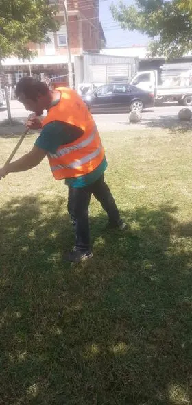 Kositja dhe pastrimi i barit , mirëmbajtja e hapësirës së gjelbërt tek parku në rrugën "Vëllezërit Gërvalla". 🍀