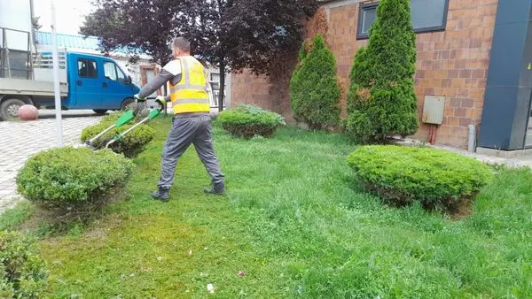 Kositja e barit dhe pastrimi i parkut tek Lapidari "Agim Matoshi". 🍀