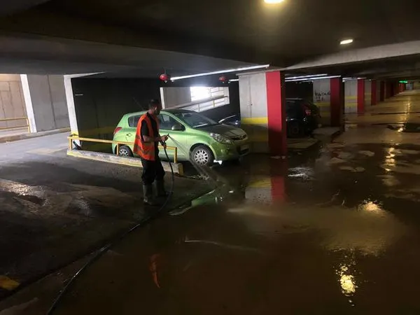 Pastrimi me ujë i parkingut nëntoksor të qytetit.