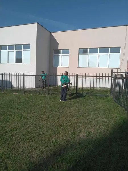 🌿✂️ Përkujdesja për natyrën vazhdon! Në Dardani kemi kositur barin dhe pastruar parkun 🌳✨, zyrën e gjendjes civile 🏢 dhe ambulantën e fshatit 🚑.