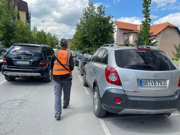 Punëtorët e ndërmarrjes publike lokale "Ambienti"gjatë punës së inkasimit të parkingut në rrugën "Dëshmorët e Kombit".