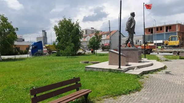 Pastrimi i parkut dhe kositja e barit tek Lapidari "Driton Islami". 🍀