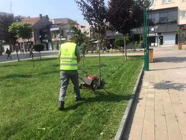 Kositja e barit dhe pastrimi i hapësirës së gjelbërt tek sheshi "Adem Jashari". 🍀