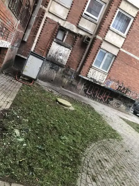 Edhe pse ditët janë ftohur dhe shiu nuk ndalet, punëtorët tanë të përkushtuar të NPL "Ambienti" Sh.A vazhdojnë me plot zell misionin e tyre për një mjedis më të pastër dhe më të bukur për të gjithë!