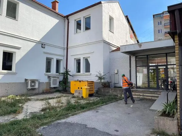 👷🏻‍♂️Punonjësit e NPL "Ambienti" kanë ndërmarr një aksion të 🧹pastrimit të oborrit nga mbetjet e ndryshme dhe heqjen e 🌱 barishteve tek Qendra e Inovacionit, i cili aksion ishte i nevojshëm.