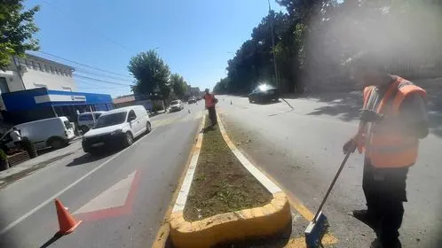 Kositja dhe pastrimi i barit ,mirëmbajtja e hapësirave të gjelbërta tek rrethrrotullimi dhe në  vijën ndarëse  të rrugës "Rexhep Bislimi". 🍀