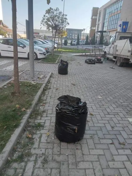 🌿🚜 Kositja e barit dhe pastrimi i ambientit tek Gjykata dhe Prokuroria Themelore në Ferizaj