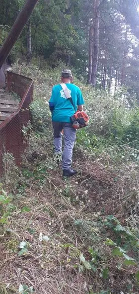 Punonjësit e NPL "Ambienti" 👷🏻‍♂️🦺 ishin të angazhuar në 🧹mirëmbajtjen 🧤e pikës 1, me një kujdes dhe respekt. Së bashku mund të gjejmë mënyra të reja dhe kreative për të ruajtur dhe promovuar këtë vend të rëndësishëm.
