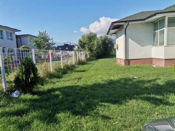 Kositja dhe pastrimi i barit,mirëmbajtja e hapësirës së gjelbërt në oborrin tek "Qendra e Mjekësisë Familjare 4" në rrugën "Enver Topalli".