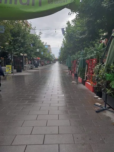 Si çdo ditë edhe sot vazhdon angazhimi ynë për mirëmbajtjen dhe pastrimin e sheshit të qytetit ♻️
