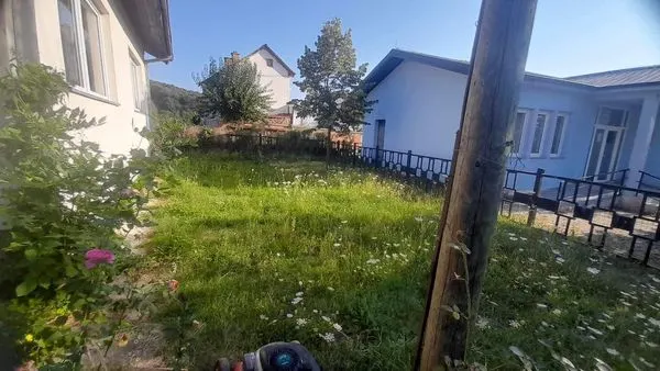 Punonjësit e hapësirave gjelbruese të NPL "Ambienti" Ferizaj sot ka bërë mirëmbajtjen e hapësirës gjelbruse, kositjen e barit dhe rregullimin e murit dekorues tek Zyra e Gjendjes Civile dhe Ambulantën e Mjekësisë Familjare në Fshatin Gaqkë.