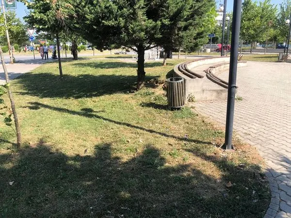 Mirëmbajtja e hapësirave gjelbëruese, pastrimi i mbeturinave tek sheshi "Ismail Kadare".