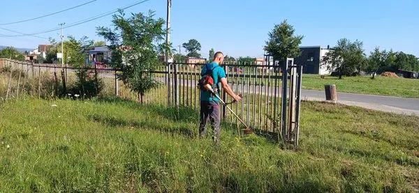 Kositja e barit dhe pastrimi i ambientit tek Zyra e Vendit në fshatin Zaskok.