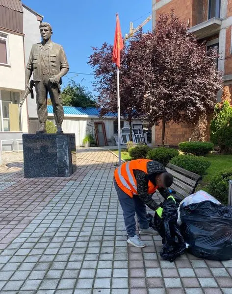 Pastrimi dhe vendosja e flamujve të ri tek Lapidari "Agim Matoshi". 🍀 🇦🇱