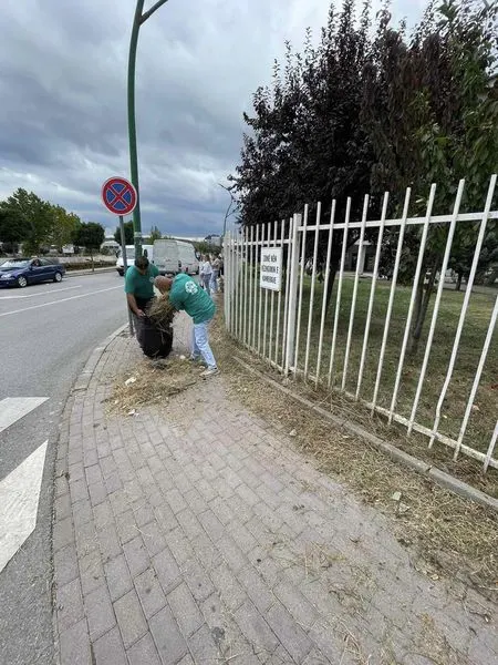 Kositja e barishteve të ndryshme, largimi i mbeturinave dhe pastrimi i trotuarit të ecjes për këmbësor 🚶👨‍🦯përskaj Stacionit Policor të Ferizajt dhe krasitja e drunjëve përpara Shkollës Gjimnazi "Dr.Shaban Hashani".