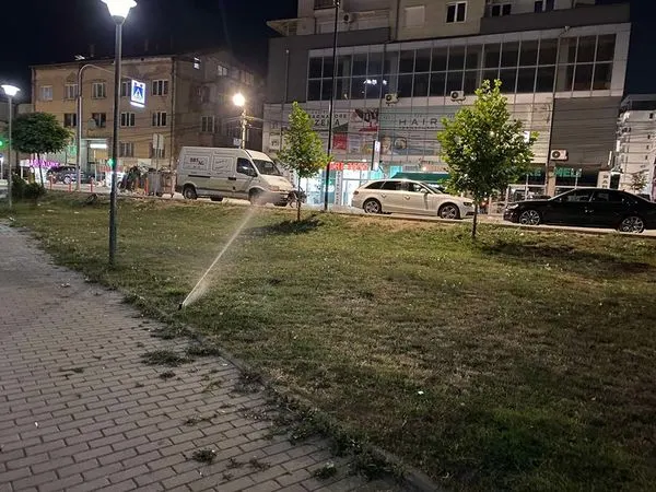Ujitja me sistemin automatik në orët e mbrëmjes tek rrethrrotullimi dhe pjesët tjera të hapësirave të gjelbërta në  rrugën"Uran Tinova". 🍀💦